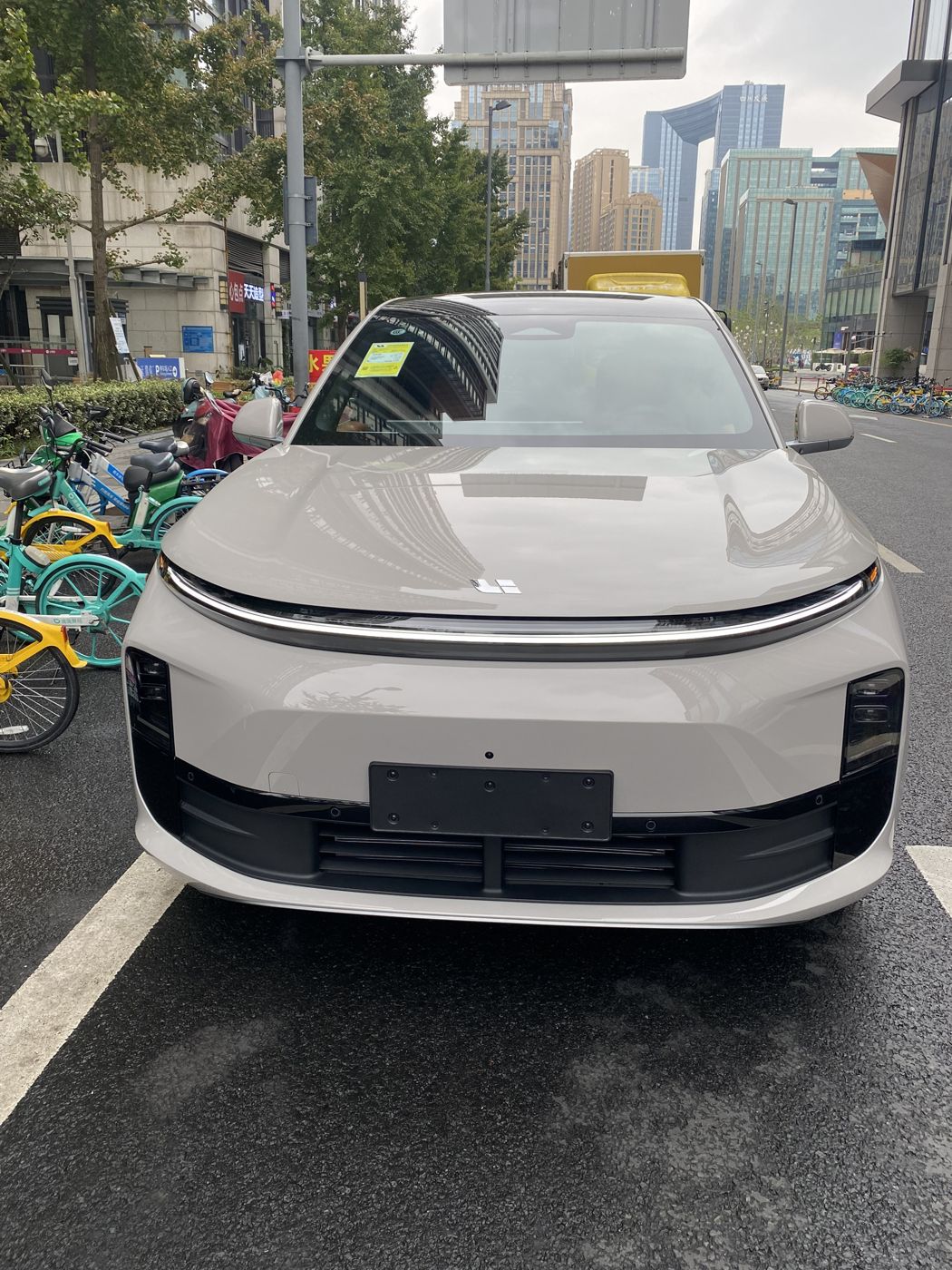 利来国际 MEGA 高压纯电 MPV